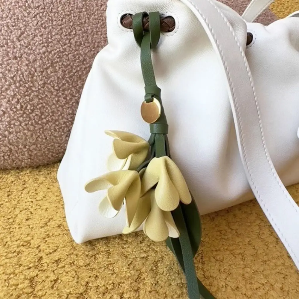 Trendy Hanger Flower Pu Leather Pendant Handmade Car Keyring Leather Keychain Creative Cartoon Bag Pendant Women - Image 4